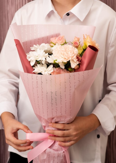 Un ramo de flores en manos de una niña Florística