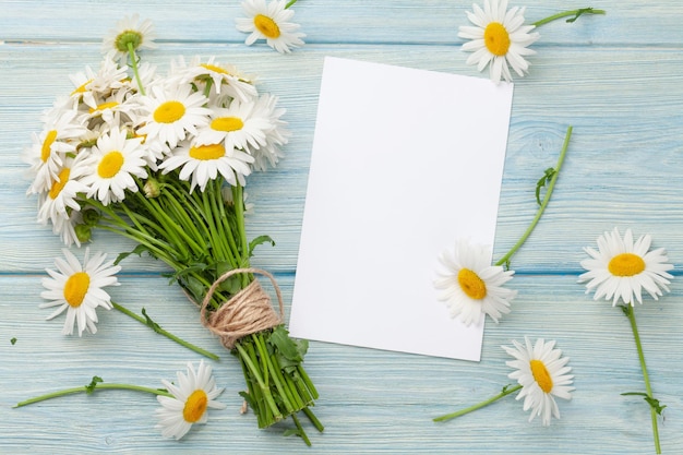 Foto ramo de flores de manzanilla de jardín y tarjeta greering