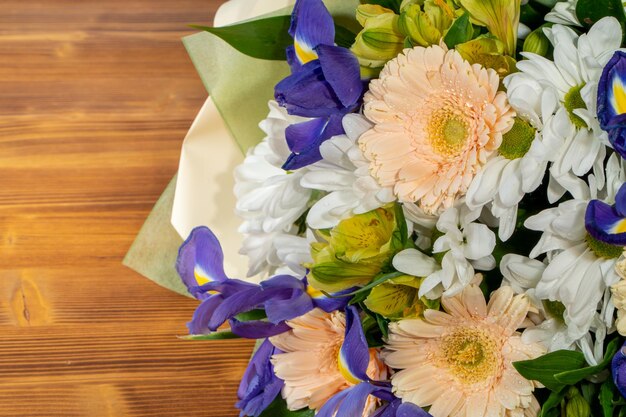 Un ramo de flores en una mesa de madera