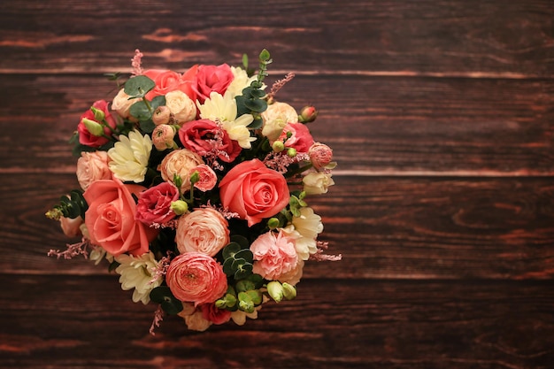 Un ramo de flores en una mesa de madera