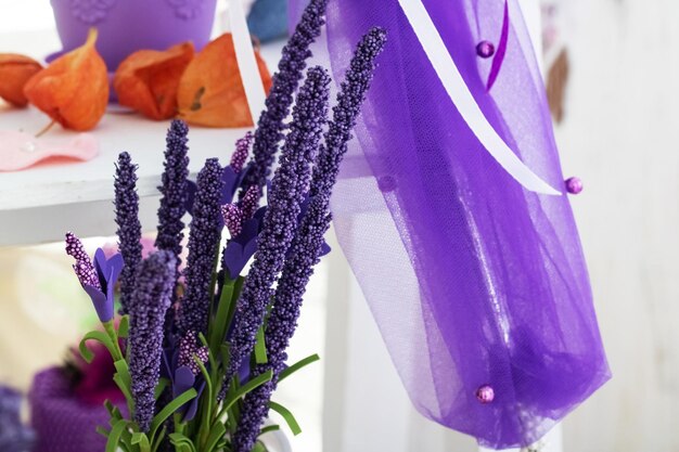 Ramo de flores moradas largas en la casa.