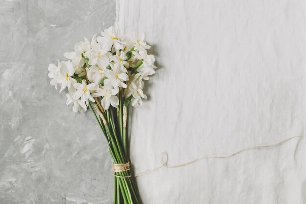 Ramo de flores de Narciso en la superficie del lino