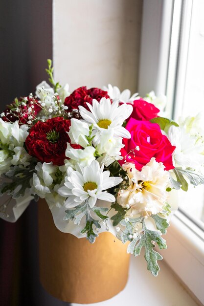 Ramo de flores navideñas en una caja