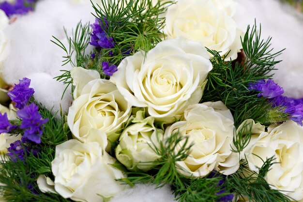 Un ramo de flores para la novia en la boda. Decoración de la ceremonia de la boda.