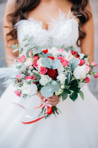 Ramo de flores de novia celebrada por novia closeup