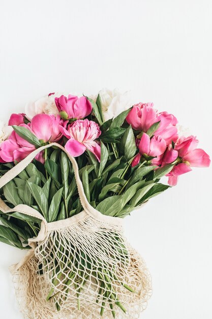 Ramo de flores de peonía rosa y blanca en bolsa