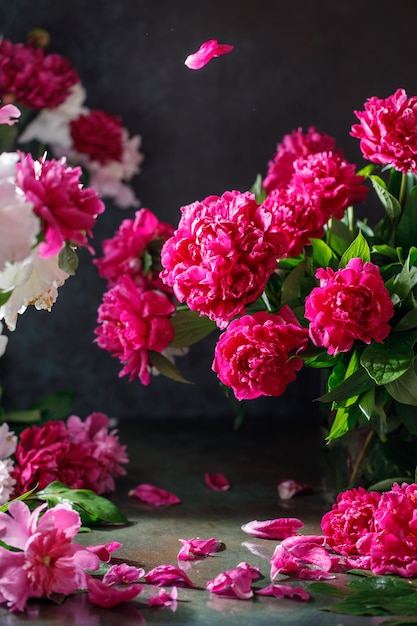 Ramo de flores de peonía rosa sobre fondo rústico con espacio de copia