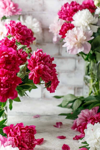 Ramo de flores de peonía rosa sobre fondo rústico