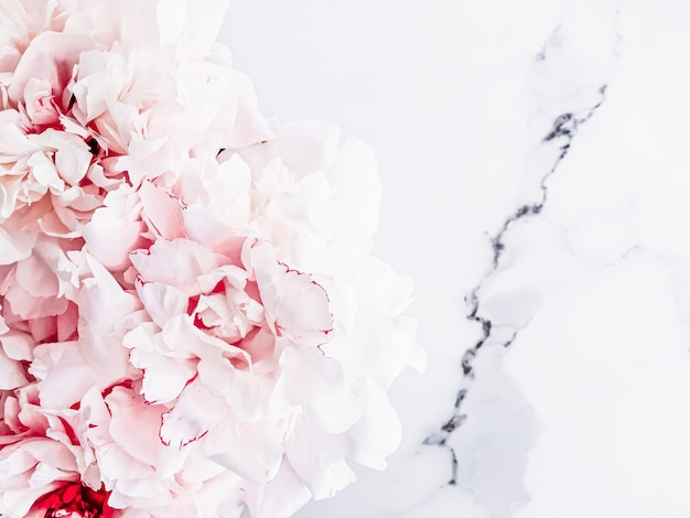 Foto ramo de flores de peonía sobre fondo de mármol de lujo flatlay de boda y marca de evento