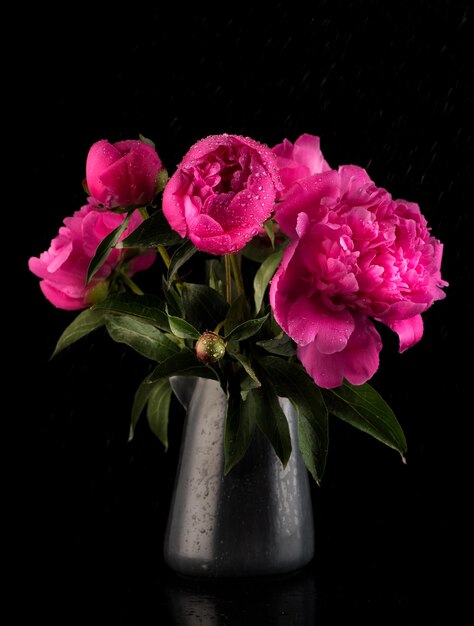 Ramo de flores peonías con gotas de agua.