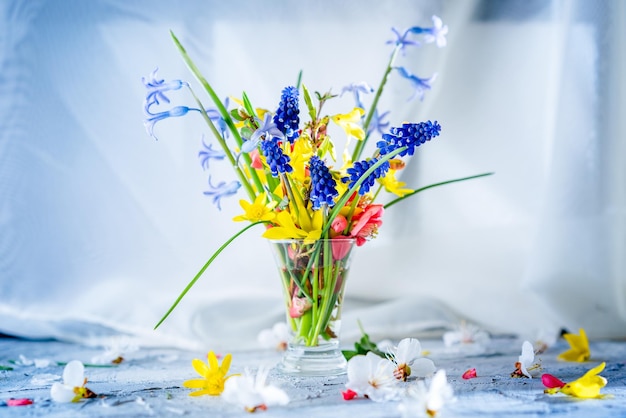 ramo de flores de primavera brillantes en el fondo de la mesa mañana de primavera