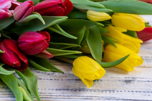 Ramo de flores de primavera tulipanes rojos y amarillos