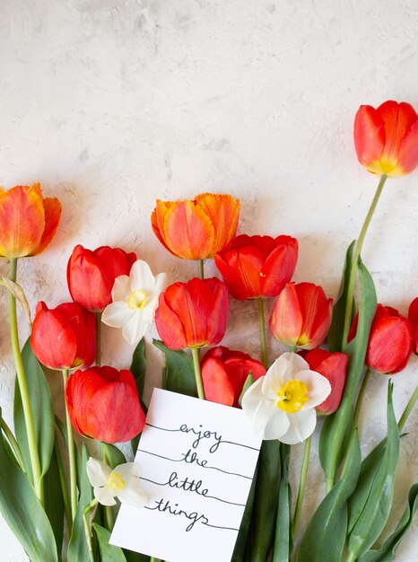 Ramo de flores de primavera de tulipanes rojos