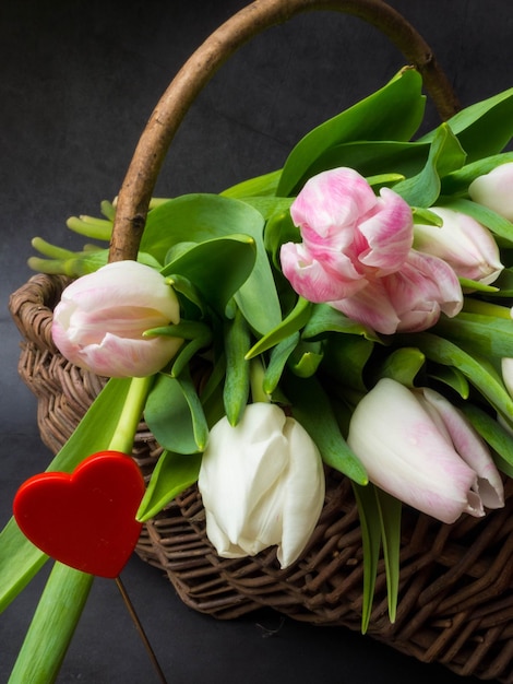 Ramo de flores de primavera tulipanes rosas tarjeta navideña para el 8 de marzo día de San Valentín o día de la madre