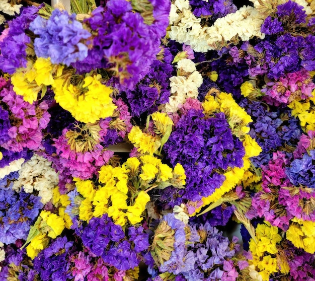 un ramo de flores que están en una mesa