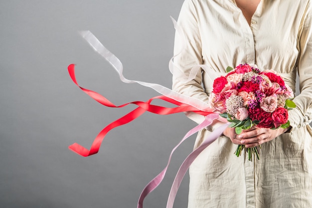 Un ramo de flores para el regalo romántico navideño a la niña.