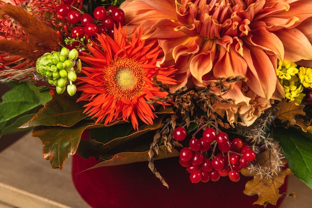 Un ramo de flores para el regalo romántico navideño a la niña.