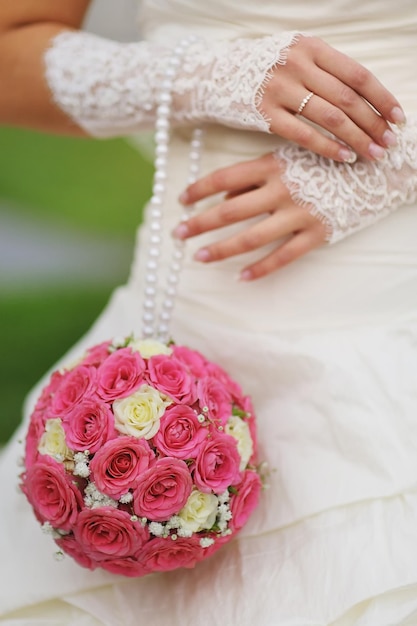 Ramo de flores rosas y blancas