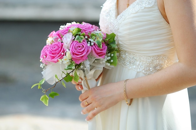 Ramo de flores rosas y blancas