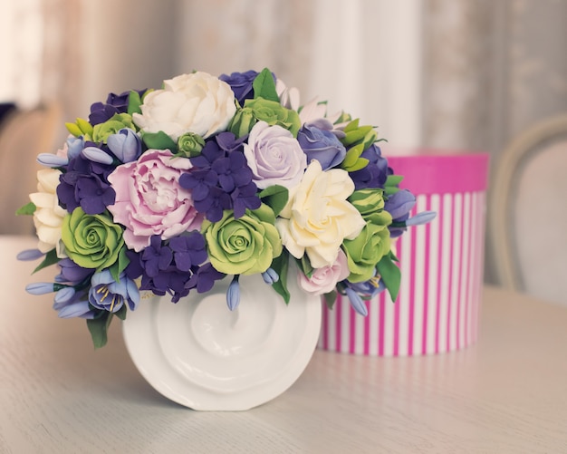 Foto ramo de flores rosas y caja de regalo en mesa de madera