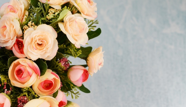 Un ramo con flores rosas en un fondo claro en primavera y verano en el Día de la Madre.