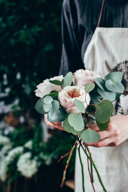 Ramo de flores rosas en novias