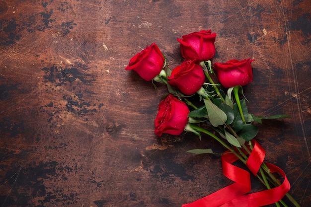 Ramo de flores rosas rojas sobre fondo de madera Tarjeta de felicitación del día de San Valentín