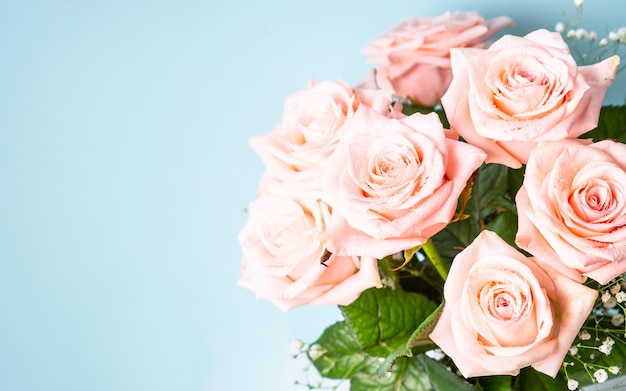Ramo de flores rosas rosadas en fondo azul Cerrar flores rosas Tarjeta de felicitación con espacio para texto