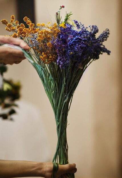 Ramo de flores secas finas con tallos largos sobre fondo claro | Foto Premium Ramo de flores secas finas con tallos largos sobre fondo claro | Foto Premium