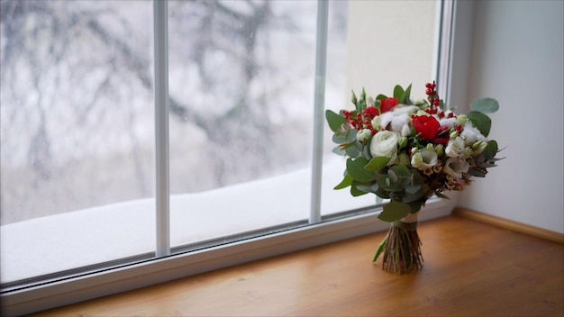 Foto un ramo de flores se sienta en el alféizar de una ventana.