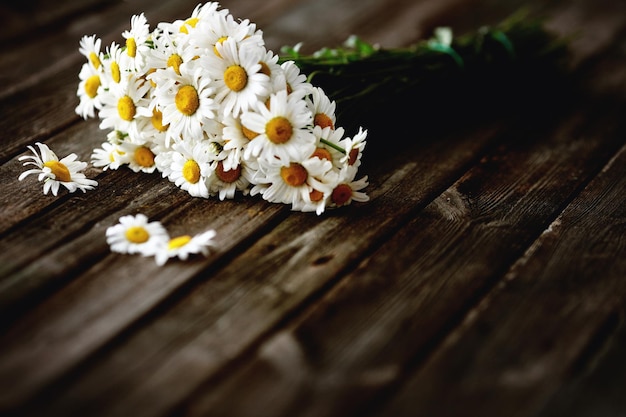 Ramo de flores silvestres en una mesa rústica en casa de campo