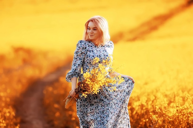 ramo de flores silvestres niña mujer de verano, mujer de la naturaleza afuera vestida, felicidad amarilla soleada