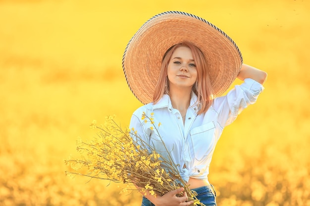 ramo de flores silvestres niña mujer de verano, mujer de la naturaleza afuera vestida, felicidad amarilla soleada