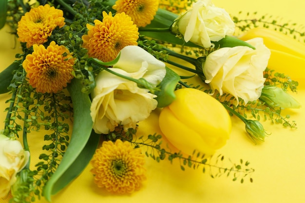 Ramo de flores sobre fondo amarillo, cerrar