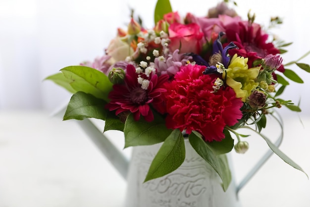 Un ramo de flores sobre un fondo blanco.