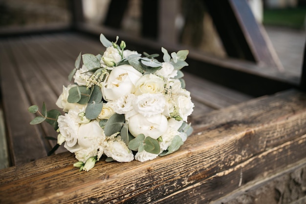 Ramo de flores sobre un fondo de madera El ramo de la novia La boda