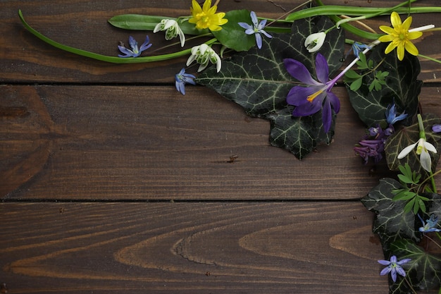 Un ramo de flores sobre un fondo de madera