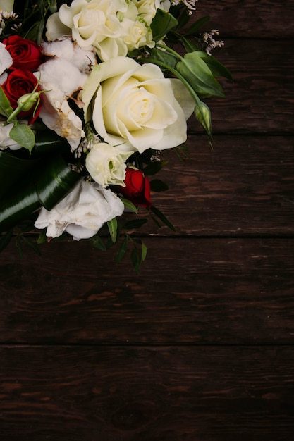 ramo de flores sobre un fondo de madera