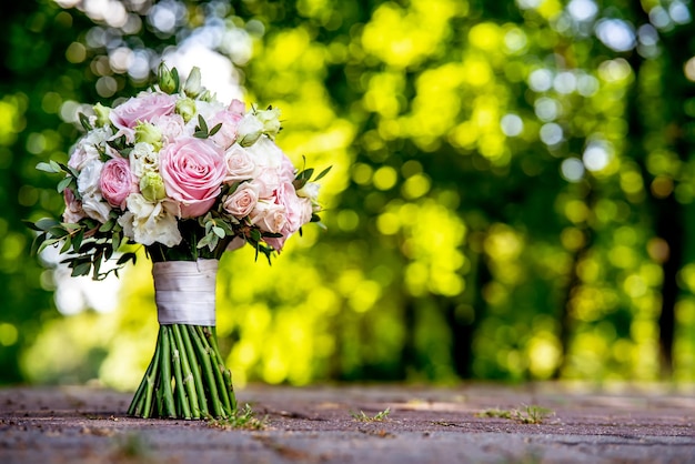 Ramo de flores sobre un fondo verde