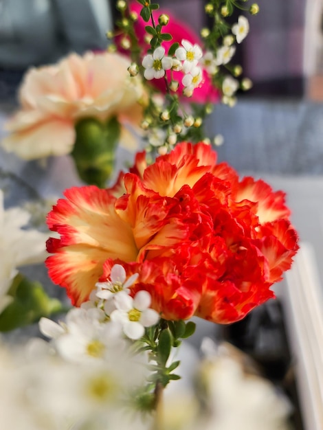 Un ramo de flores sobre una mesa