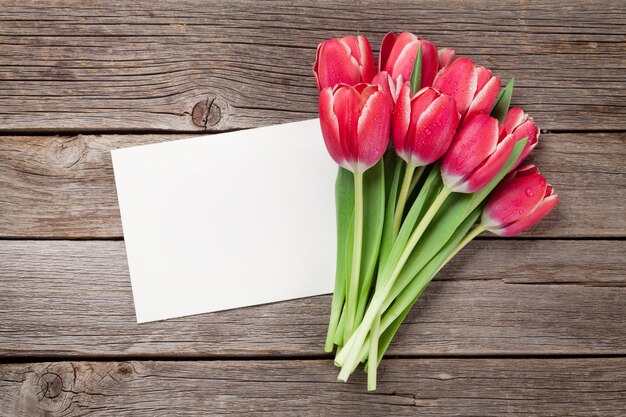 Ramo de flores de tulipán rojo