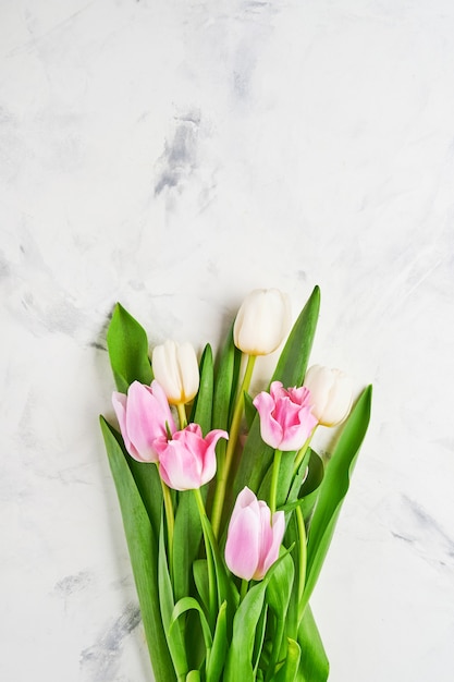 Ramo de flores de tulipán rosa y blanco