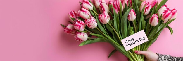 Ramo de flores tulipanas de primavera tarjeta de vacaciones con el texto Feliz Día de la Madre