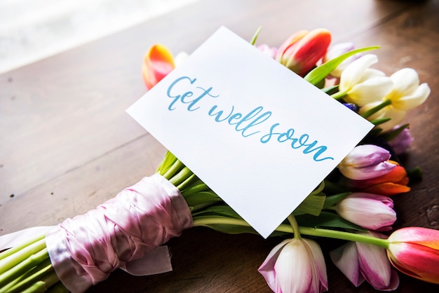 Ramo de flores de tulipanes con Get Well Soon Wishing Card