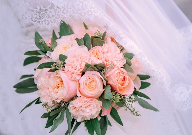 Ramo de flores vestido de novia rosa peonía de eucalipto