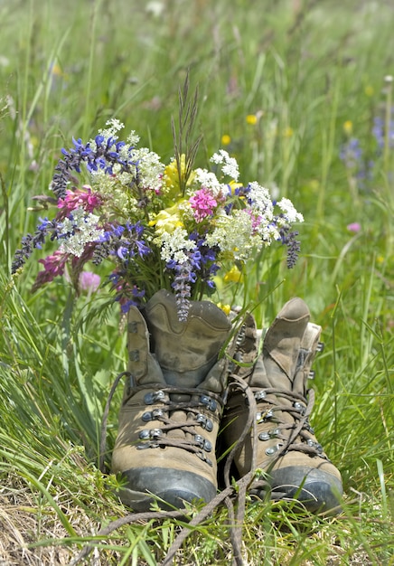 Ramo de flores en los zapatos.