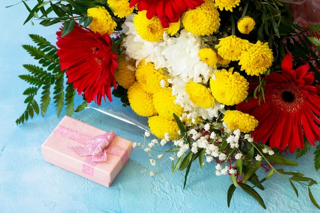 ramo de gerbera con crisantemos y presente.