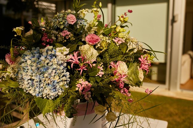 Un ramo de hermosas flores festivas en una mesa en el patio