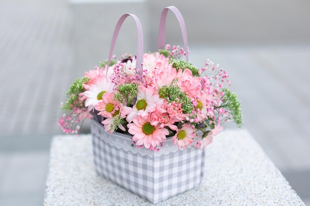 Ramo de hermosas flores rosadas y blancas peonías rosas en paquete artesanal