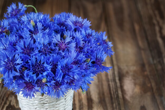 Foto un ramo de hermosas flores de verano de aciano.